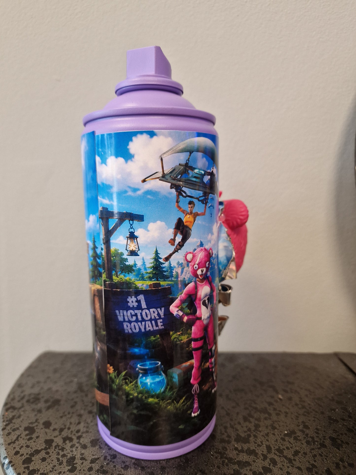 Bombe de peinture customisée Fortnite – Cuddle Team Leader | Décoration gaming artisanale unique