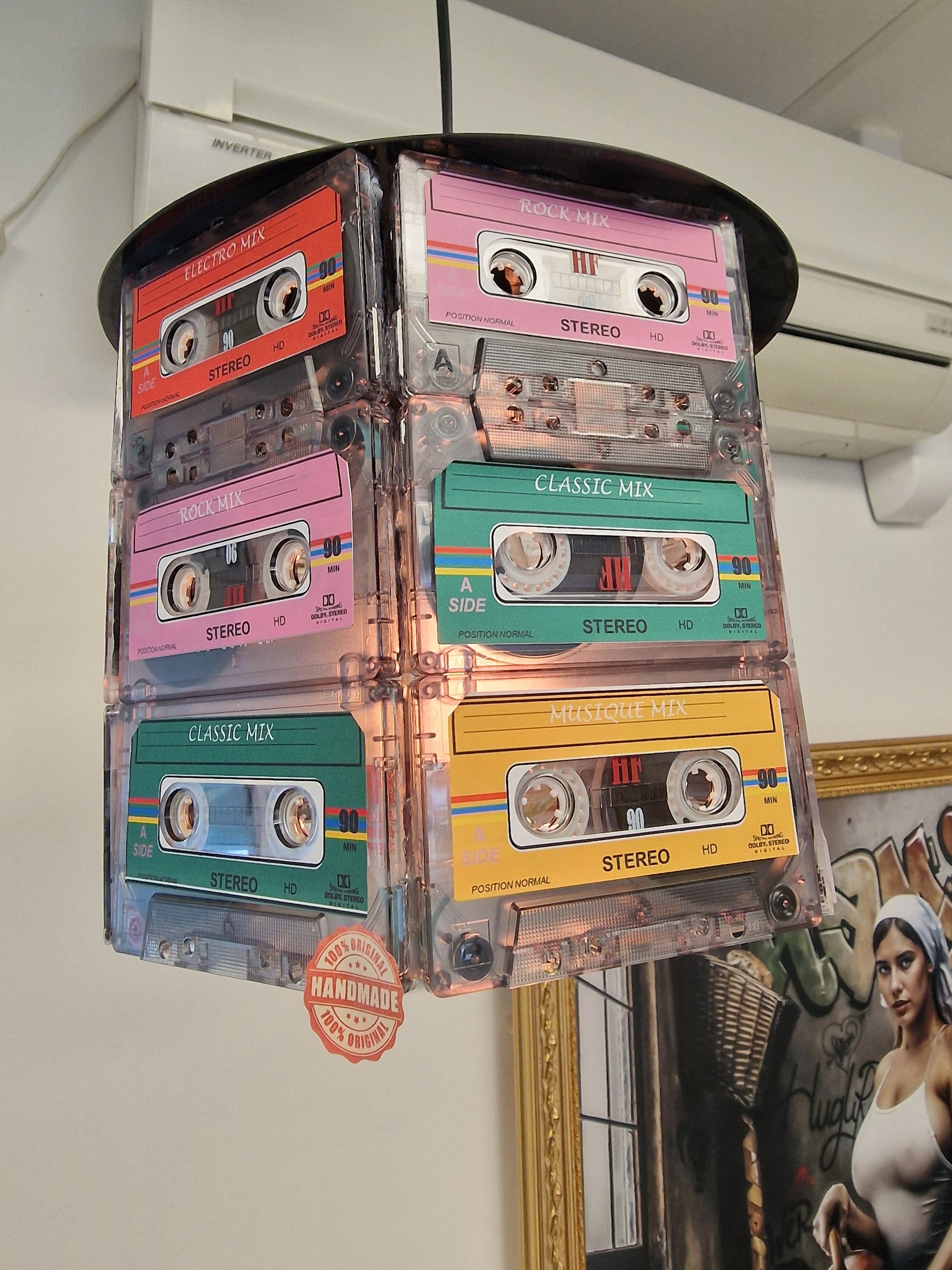 💡 Lampe Suspension Vintage – Anciennes Cassettes Audio Recyclées (H 20 cm x Ø 27 cm) Vintagedison