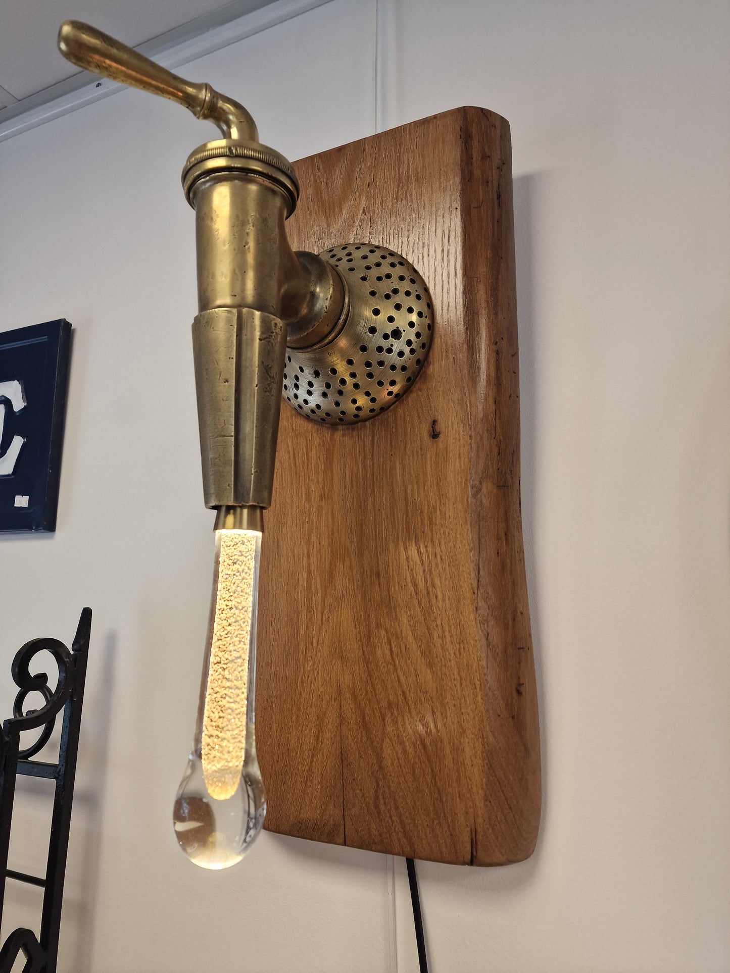 Lampe Murale Artisanale design en Robinet de Vigneron & Bois d’Acacia – Ampoule Goutte d’Eau (Ardèche)