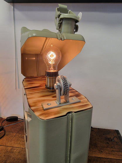 Lampe jerrican US Army artisanale – Lampe briquet vintage en métal – Création unique Made in Ardèche