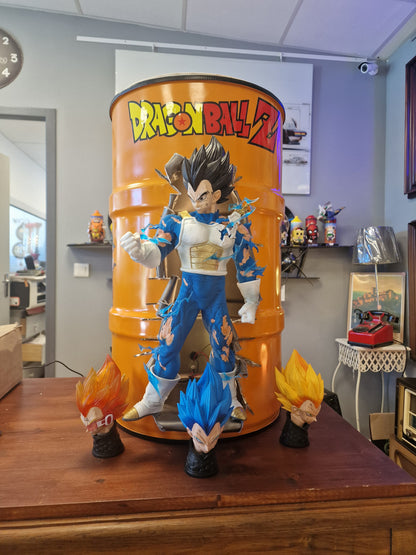 Table d’appoint Dragon Ball Z avec Végéta – Bidon métal custom 60L transformé en meuble design geek.