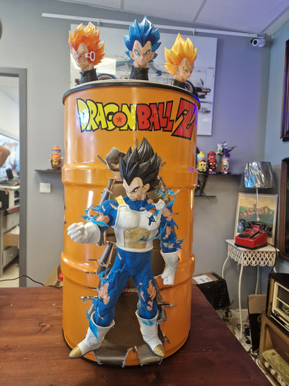 Table d’appoint Dragon Ball Z avec Végéta – Bidon métal custom 60L transformé en meuble design geek.