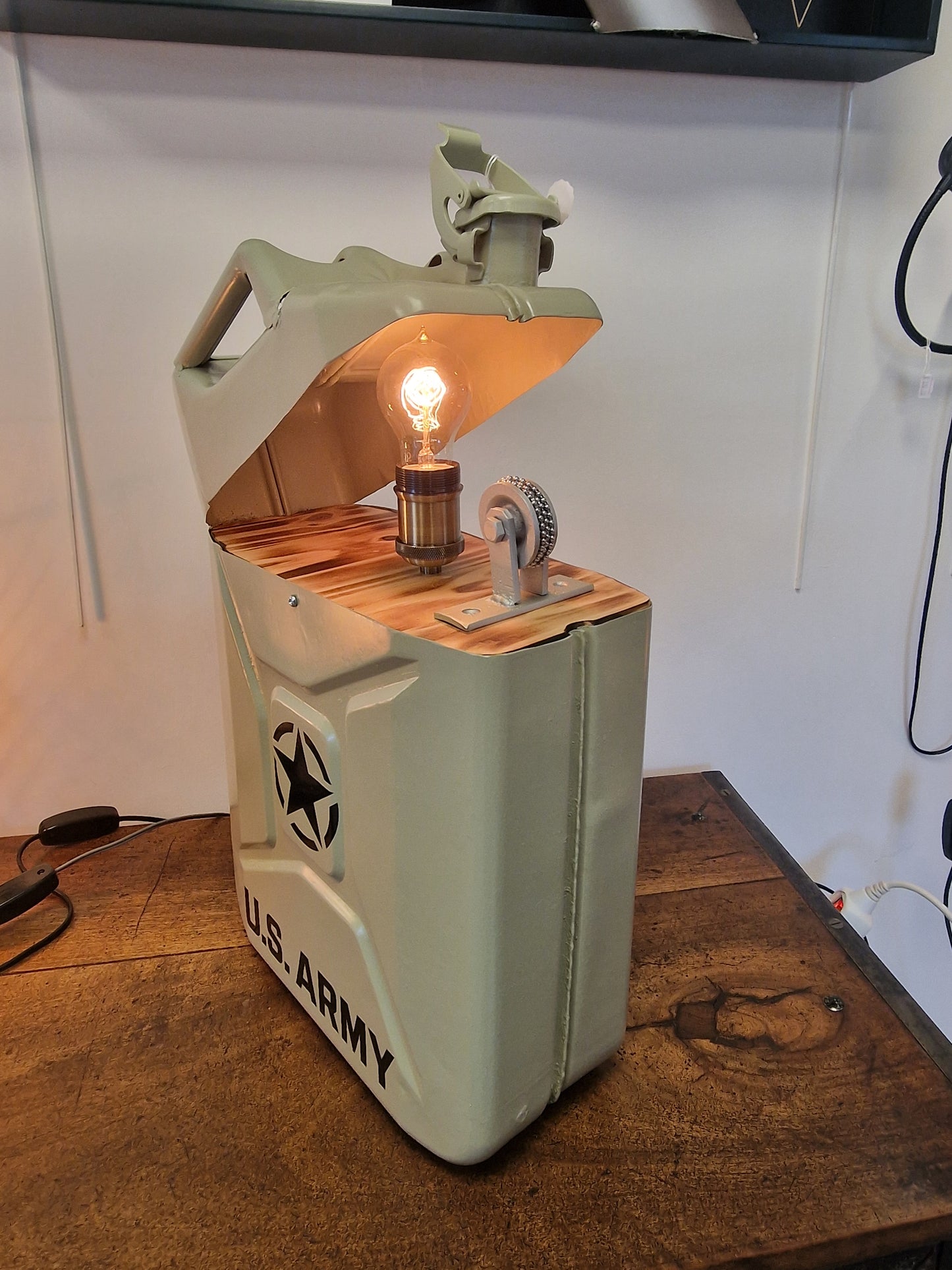 Lampe jerrican US Army artisanale – Lampe briquet vintage en métal – Création unique Made in Ardèche