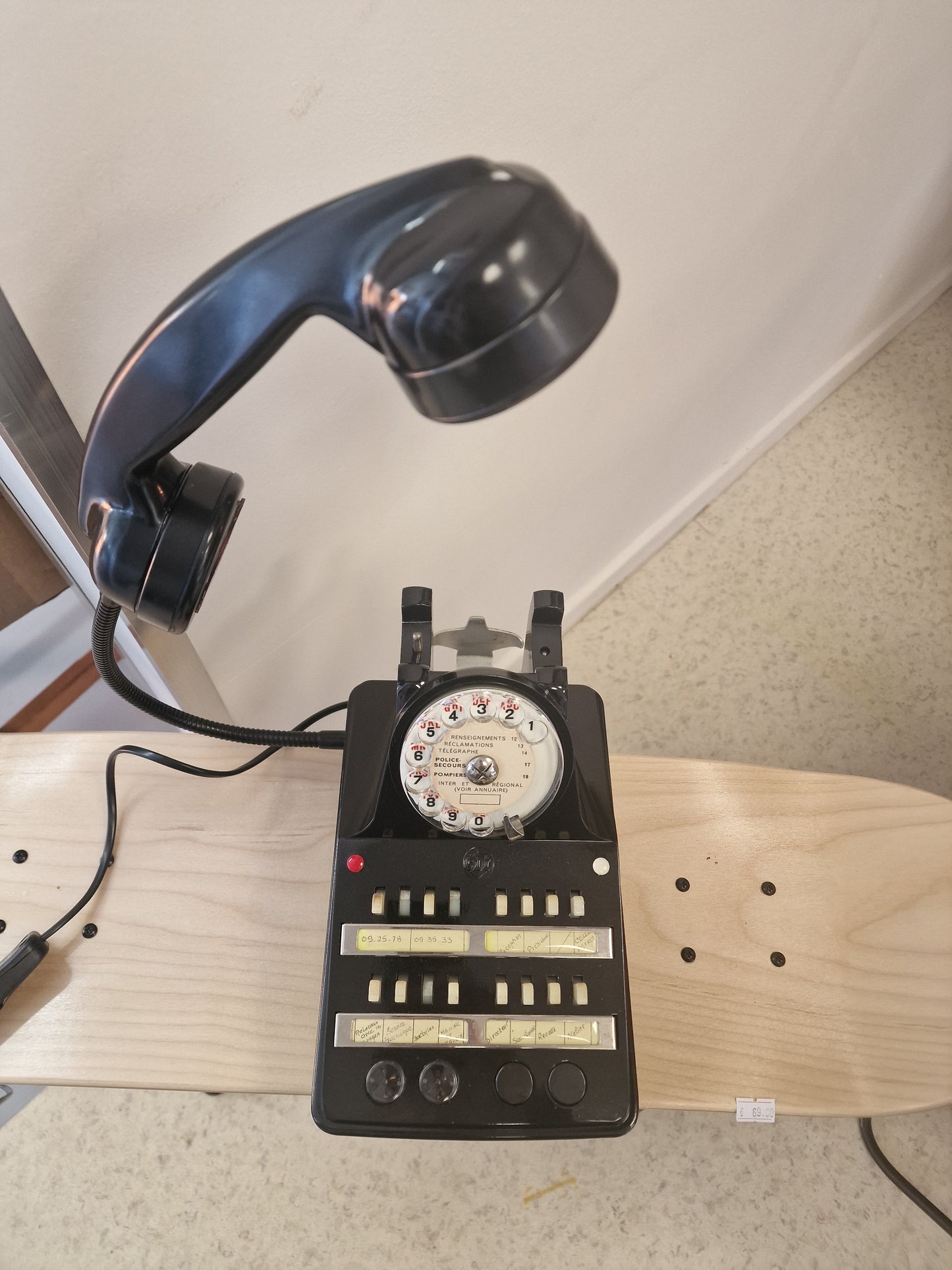 Lampe vintage upcyclée – téléphone  transformé en lampe design industrielle