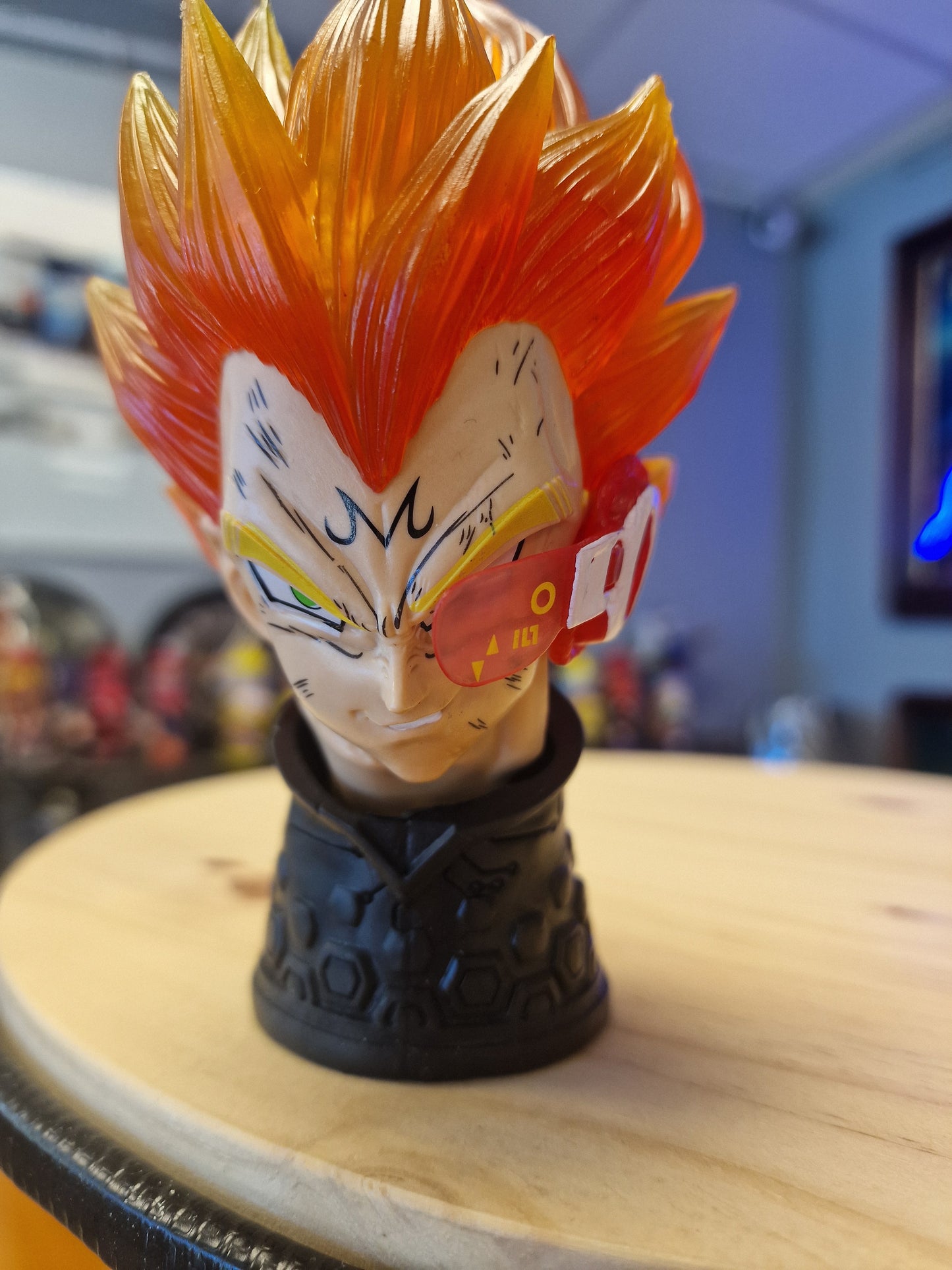 Table d’appoint Dragon Ball Z avec Végéta – Bidon métal custom 60L transformé en meuble design geek.