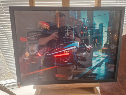 Cadre voiture futuriste 54×74 avec néons rouges – Voiture cyberpunk – Création artisanale Ardèche