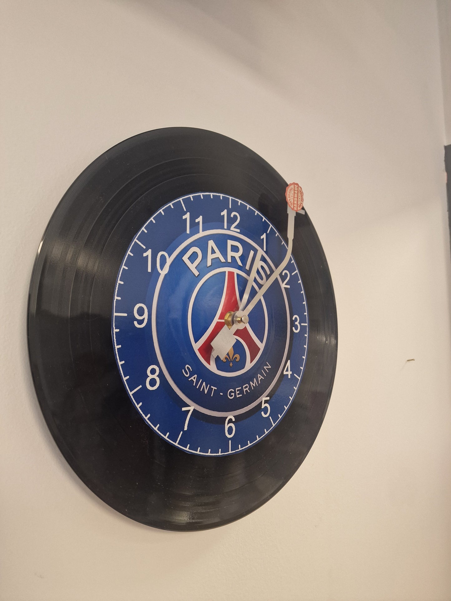 Horloge Vinyle paris St Germain – Une Horloge Vintage Unique pour les Fans de psg
