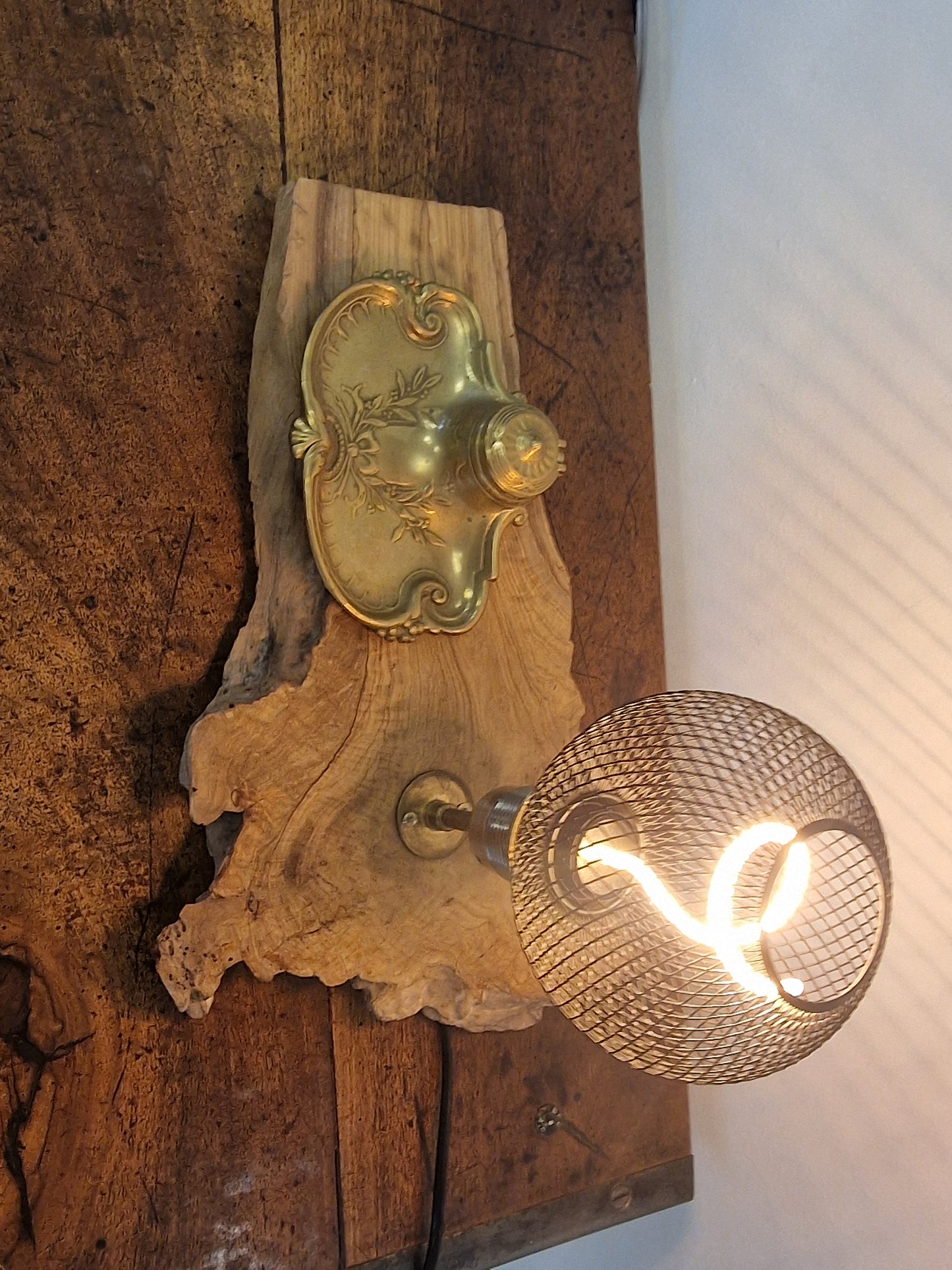 Lampe Artisanale en Bois Massif avec Encrier Vintage & Ampoule LED Cage – Création Unique en Ardèche