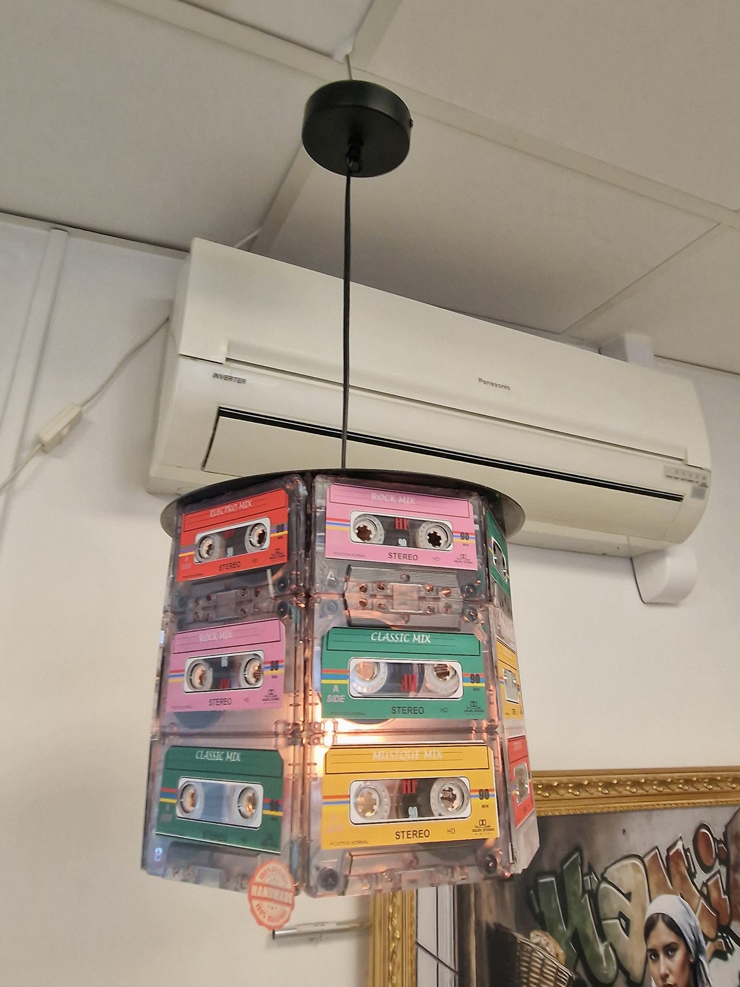 💡 Lampe Suspension Vintage – Anciennes Cassettes Audio Recyclées (H 20 cm x Ø 27 cm) Vintagedison