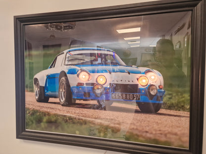 Cadre décoratif Alpine – Photographie Alpine A110 avec phares lumineux intégrés (Format 54 × 74 cm)