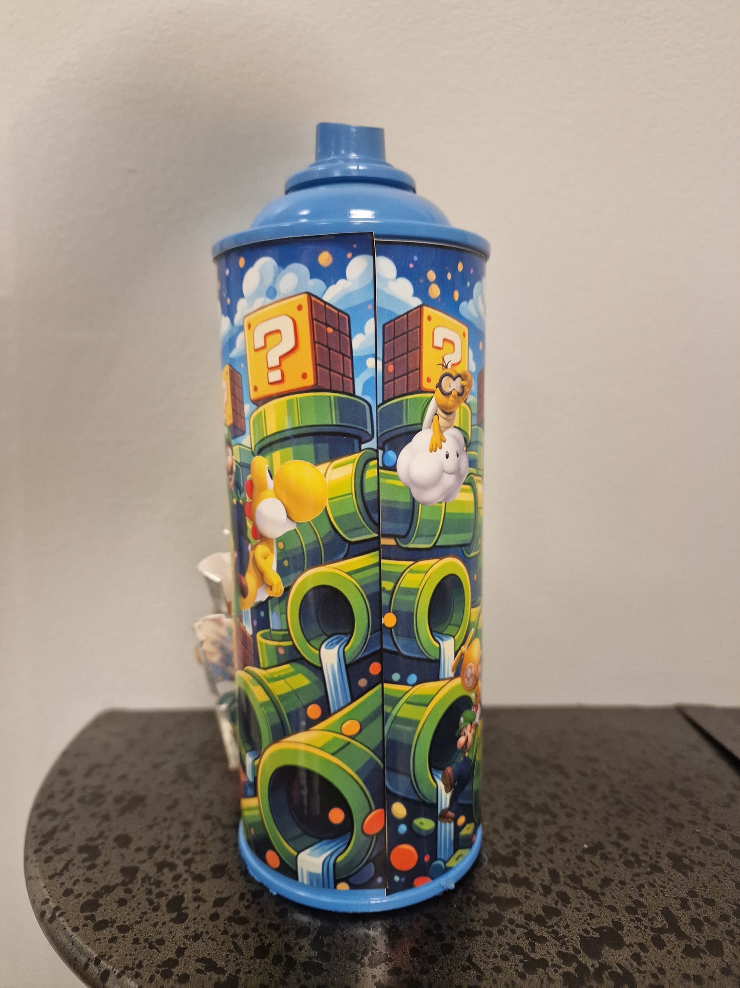 Bombe de peinture custom nintendo  – Figurine mario gold  pop culture artisanale