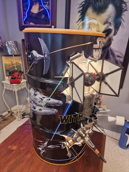 Table d’appoint Star Wars artisanale – Bidon 60L effet explosion avec vaisseaux 3D et éclairage LED