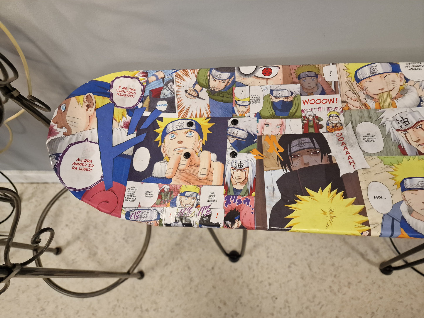 Table d’Appoint Naruto en Planche de Skate – Tabouret Manga Artisanal