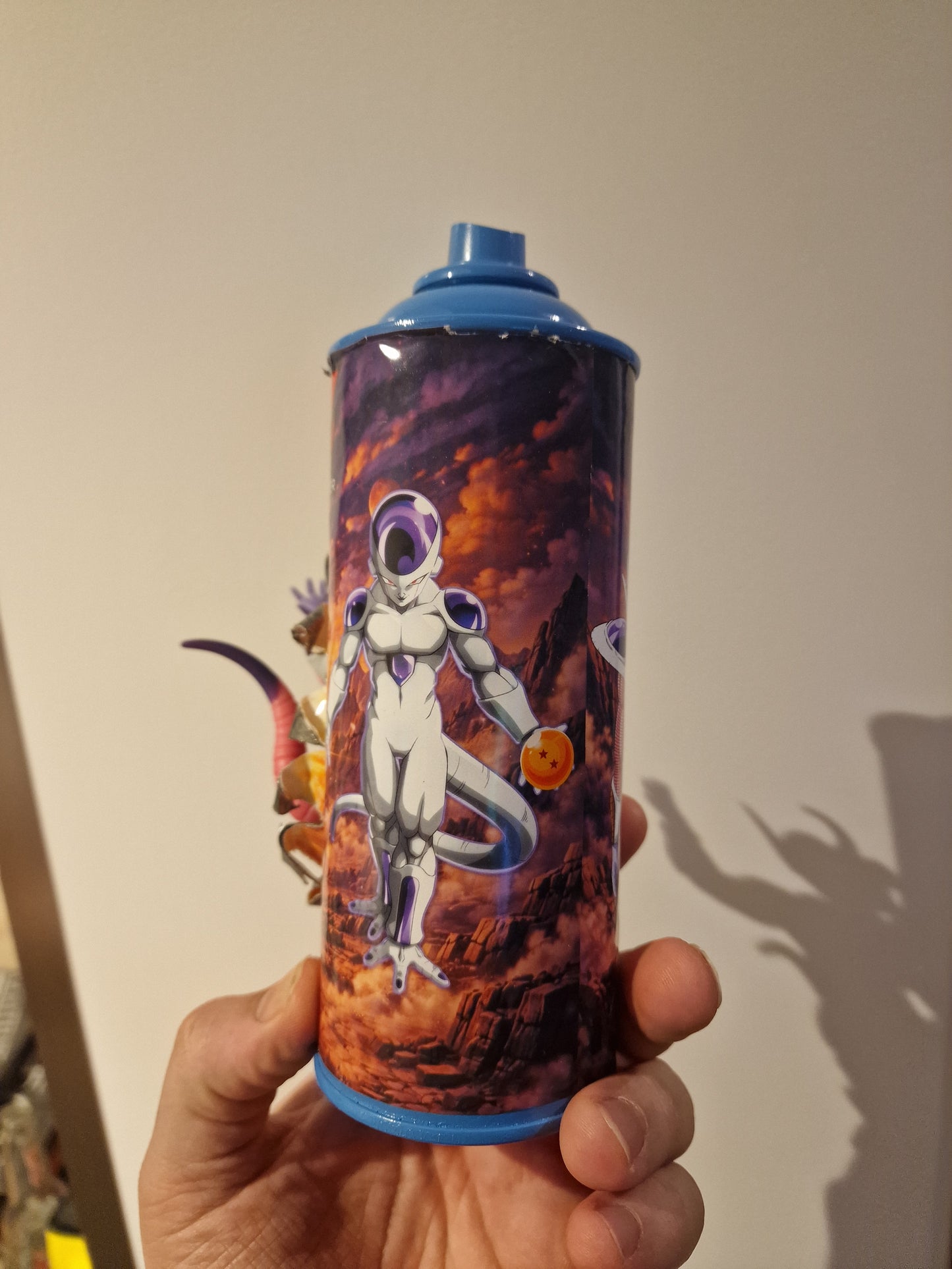 Bombe de peinture custom dragon ball z – Figurine freezer pop culture artisanale