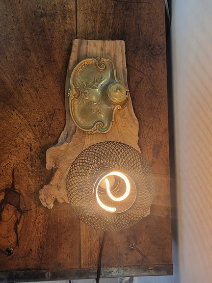 Lampe Artisanale en Bois Massif avec Encrier Vintage & Ampoule LED Cage – Création Unique en Ardèche