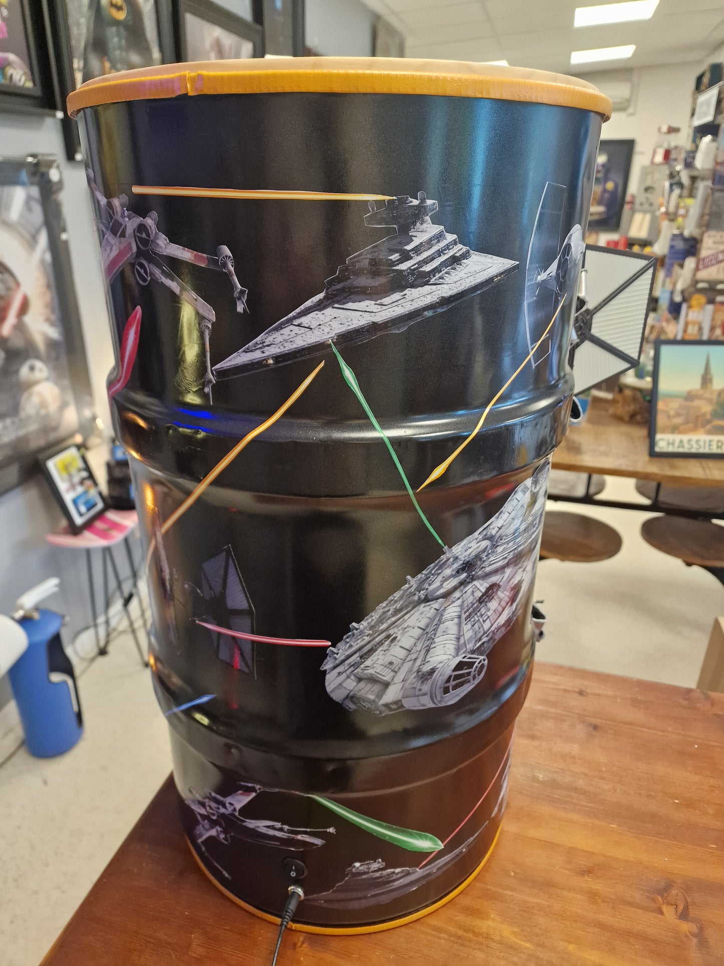 Table d’appoint Star Wars artisanale – Bidon 60L effet explosion avec vaisseaux 3D et éclairage LED