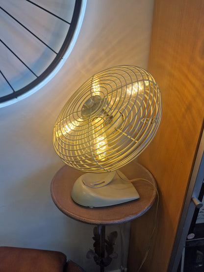 Lampe industrielle vintage en ancien ventilateur – Création unique avec 4 ampoules LED