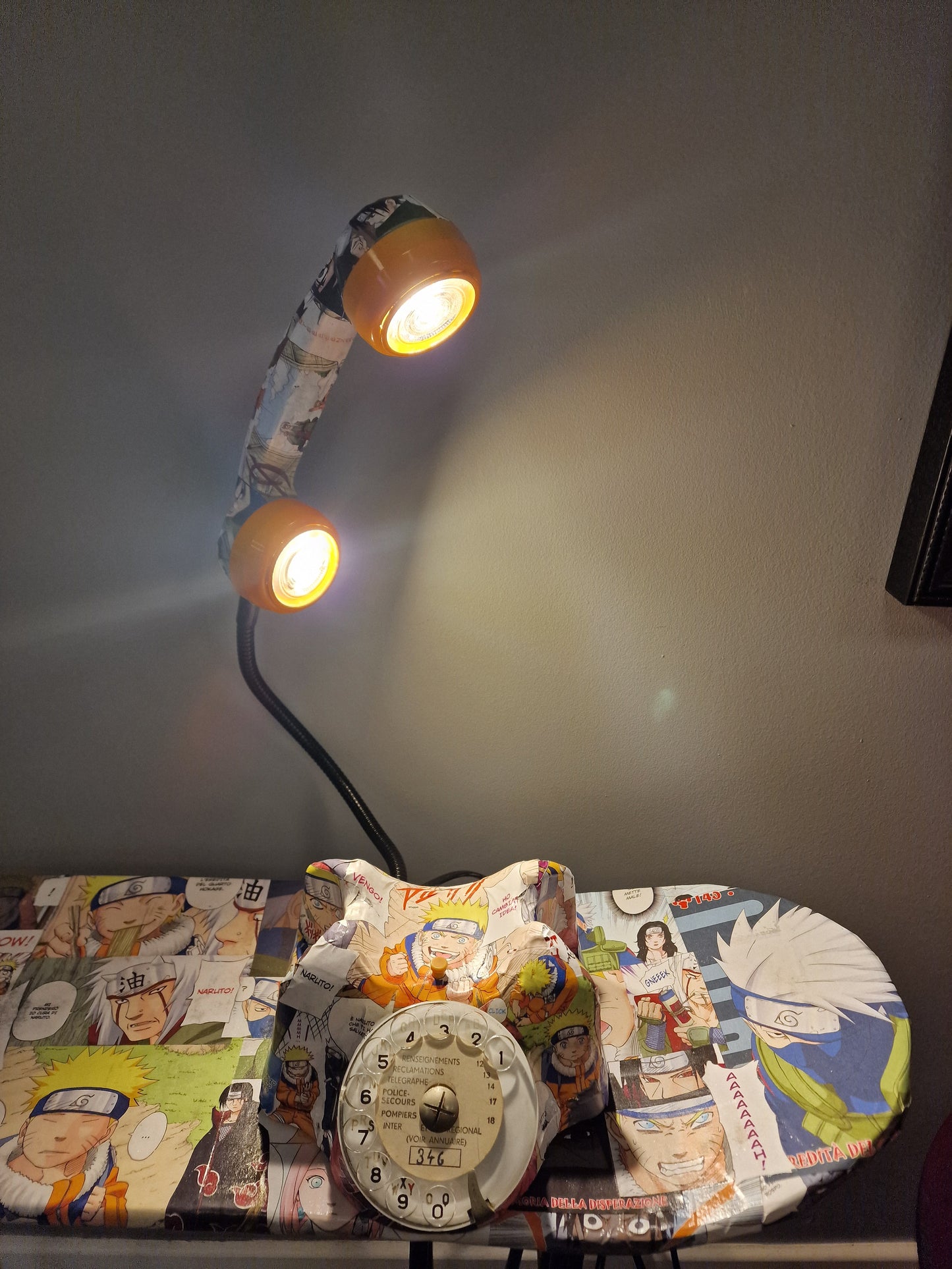 Lampe Téléphone Vintage Naruto – Ancien Téléphone Transformé en Lampe Design Manga