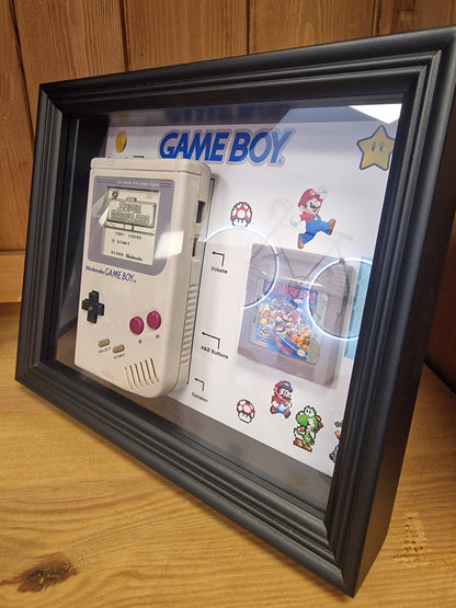 Cadre Game Boy Vintage – Console Nintendo + Jeu – Déco Rétro Gaming 20x25 cm