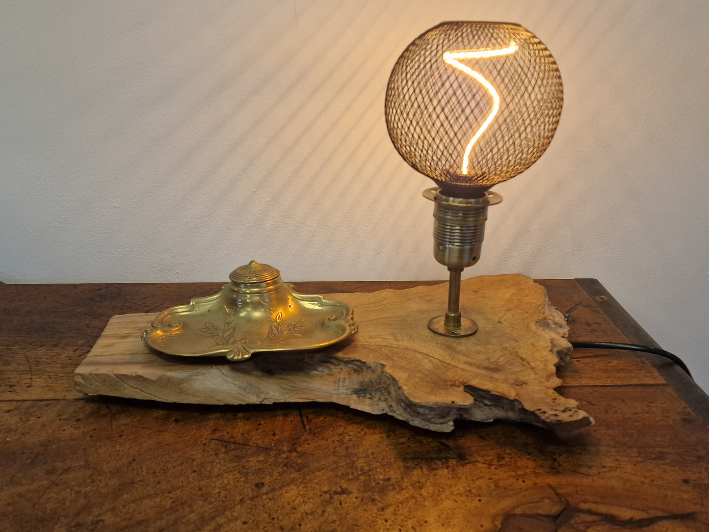 Lampe Artisanale en Bois Massif avec Encrier Vintage & Ampoule LED Cage – Création Unique en Ardèche