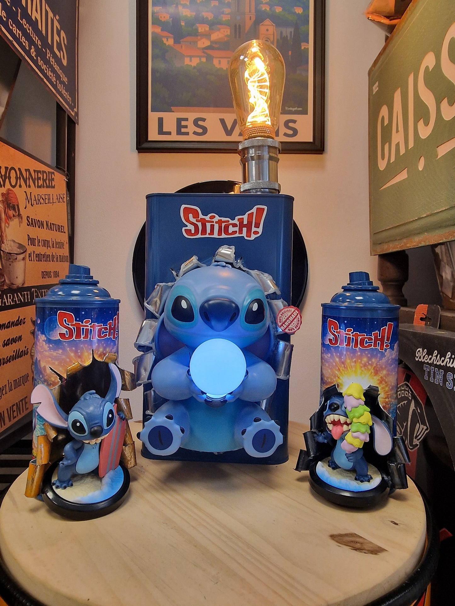 Lampe Stitch – Bidon métal customisé avec figurine lumineuse – Décoration Disney – Création artisanale
