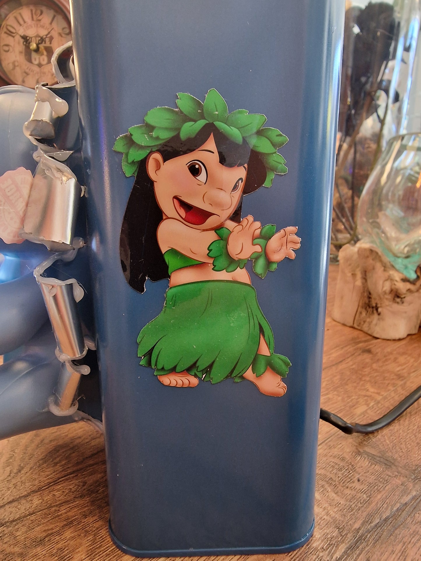 Lampe Stitch – Bidon métal customisé avec figurine lumineuse – Décoration Disney – Création artisanale