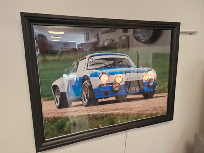 Cadre décoratif Alpine – Photographie Alpine A110 avec phares lumineux intégrés (Format 54 × 74 cm)