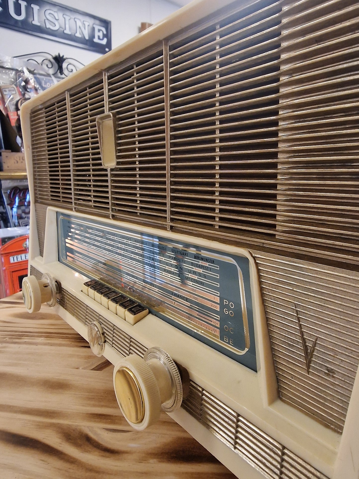 Radio vintage Lyre transformée en enceinte Bluetooth