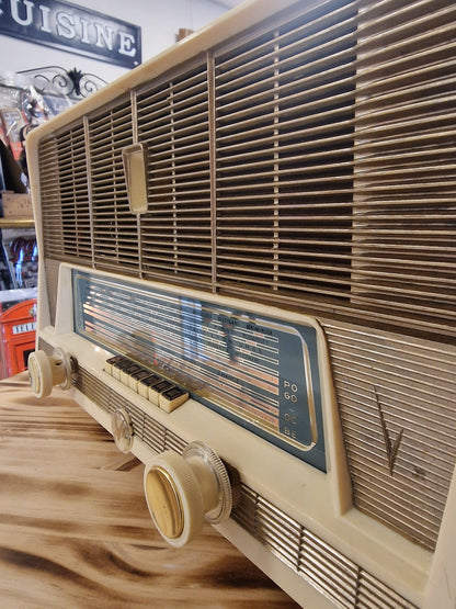Radio vintage Lyre transformée en enceinte Bluetooth