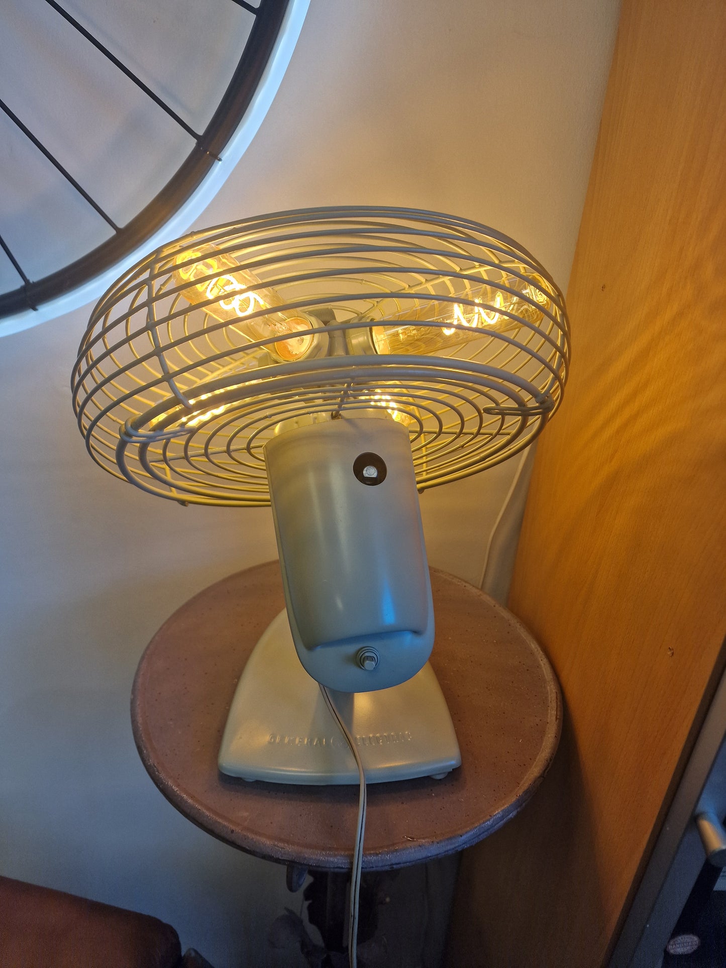 Lampe industrielle vintage en ancien ventilateur – Création unique avec 4 ampoules LED