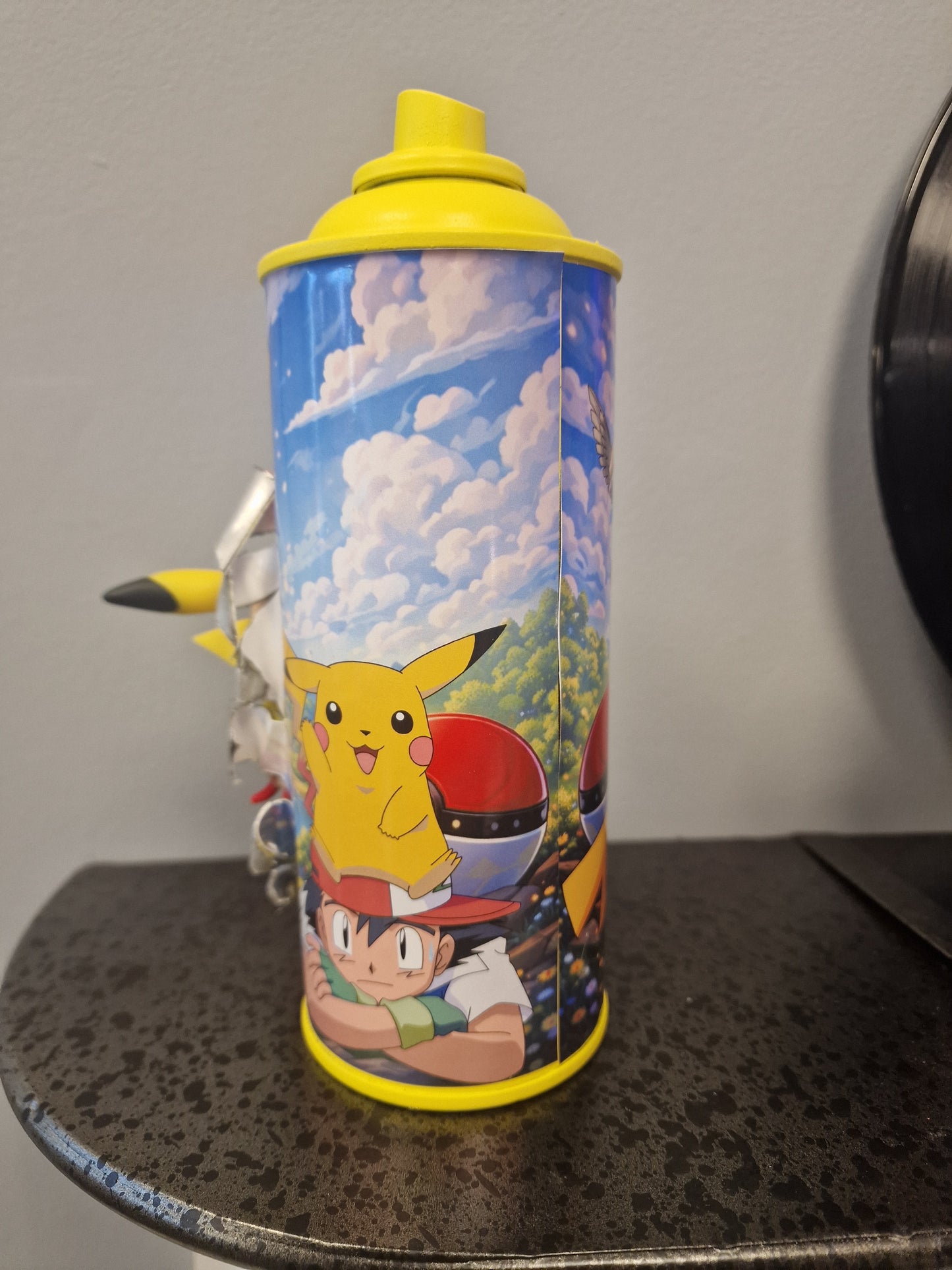 Bombe de peinture custom pokemon – Figurine pikachu pop culture artisanale