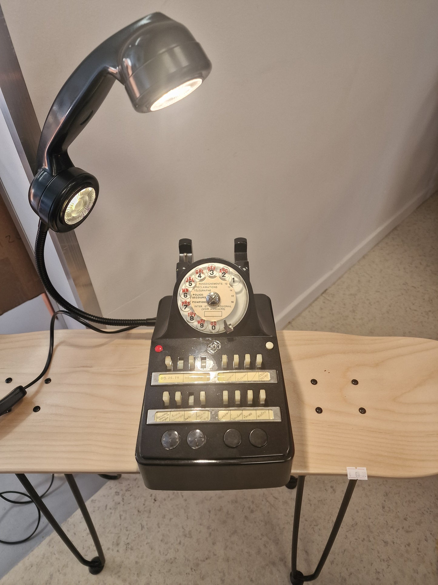 Lampe vintage upcyclée – téléphone  transformé en lampe design industrielle