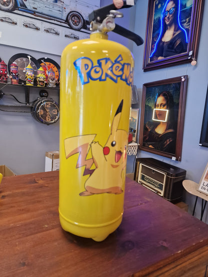 Extincteur Custom Pikachu – Objet de décoration Pokémon avec rangement secret pour bouteille