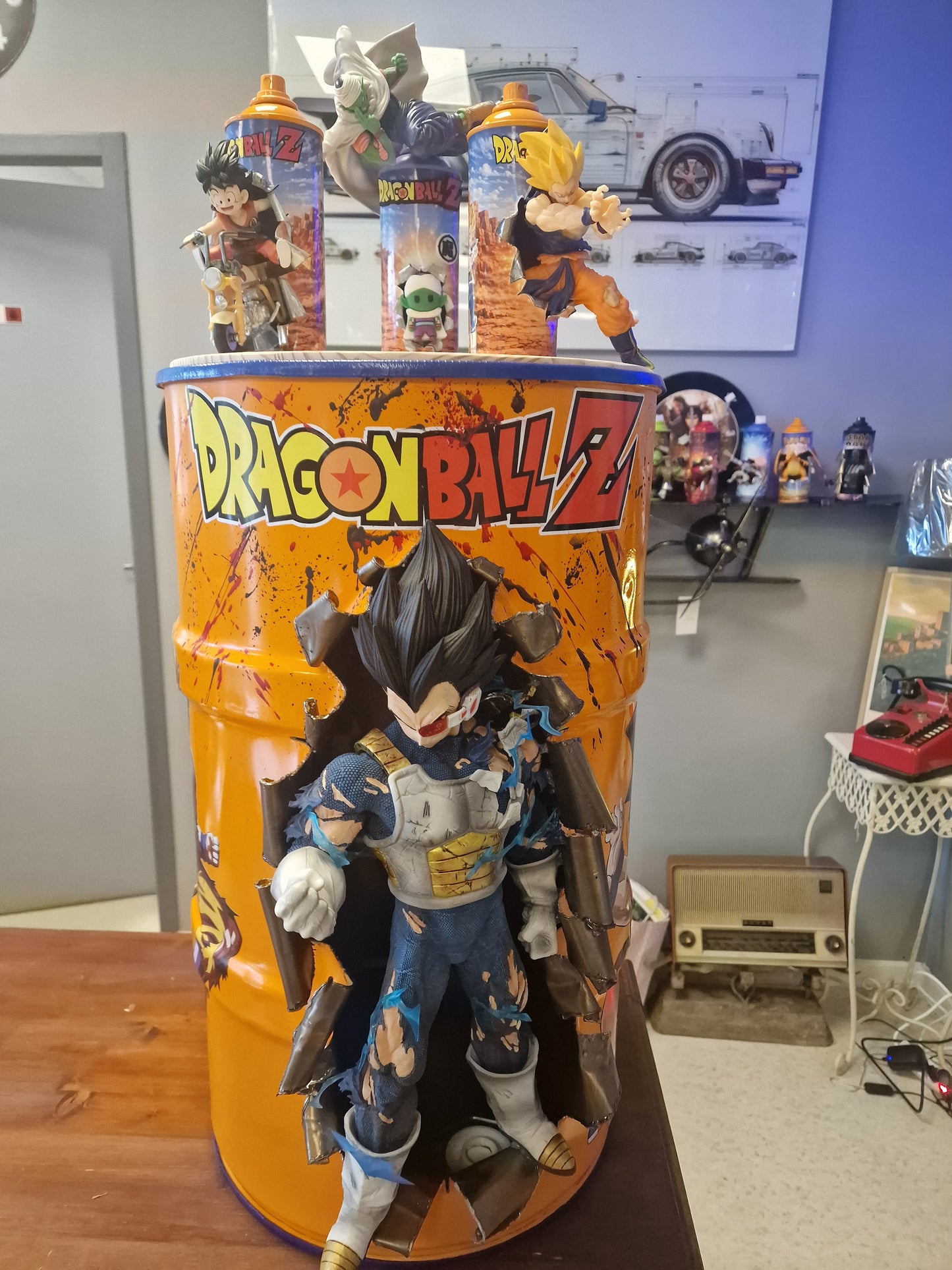 Table d’appoint Dragon Ball Z avec Végéta – Bidon métal custom 60L transformé en meuble design geek