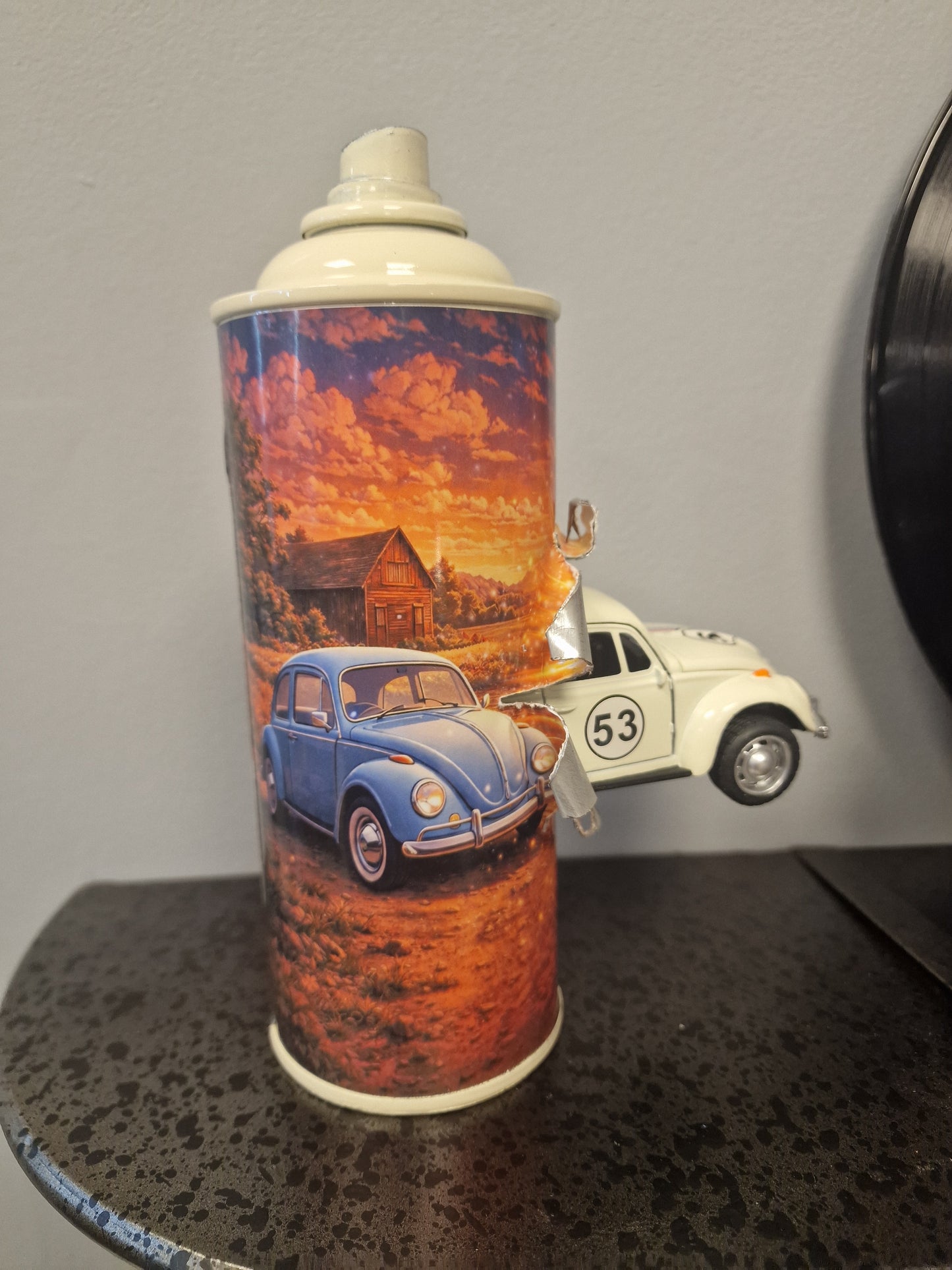 Bombe de peinture custom Volkswagen – Figurine coccinelle pop culture artisanale