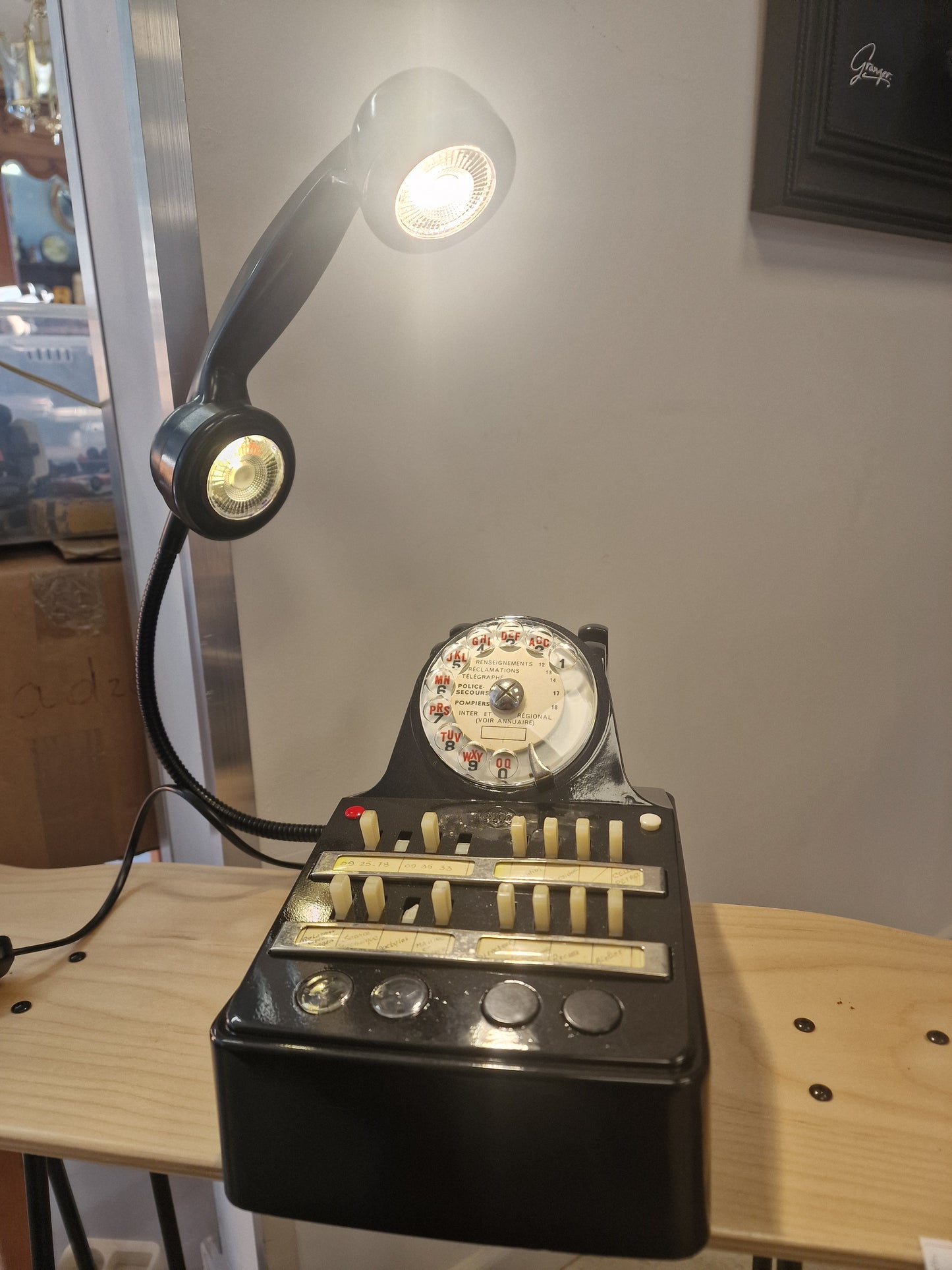 Lampe vintage upcyclée – téléphone  transformé en lampe design industrielle