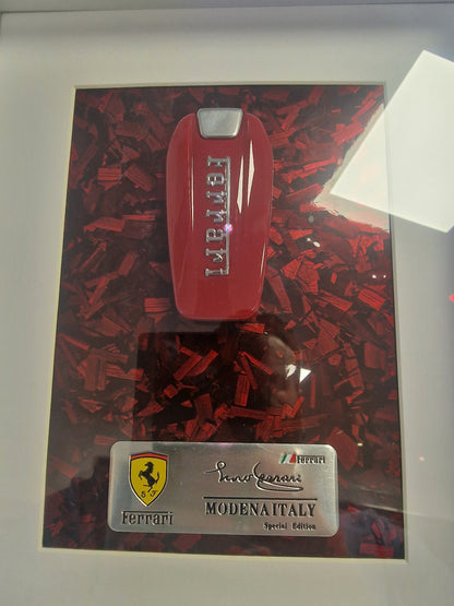Cadre clé Ferrari A4 – Clé Ferrari Rouge | Décoration Murale Automobile de Collection