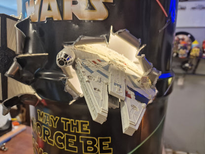 Table d’appoint Star Wars artisanale – Bidon 60L effet explosion avec vaisseaux 3D et éclairage LED