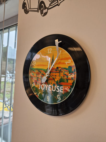 Horloge Vinyle Ardéche  joyeuse – Une Horloge Vintage Unique pour les amoureux de l'Ardèche