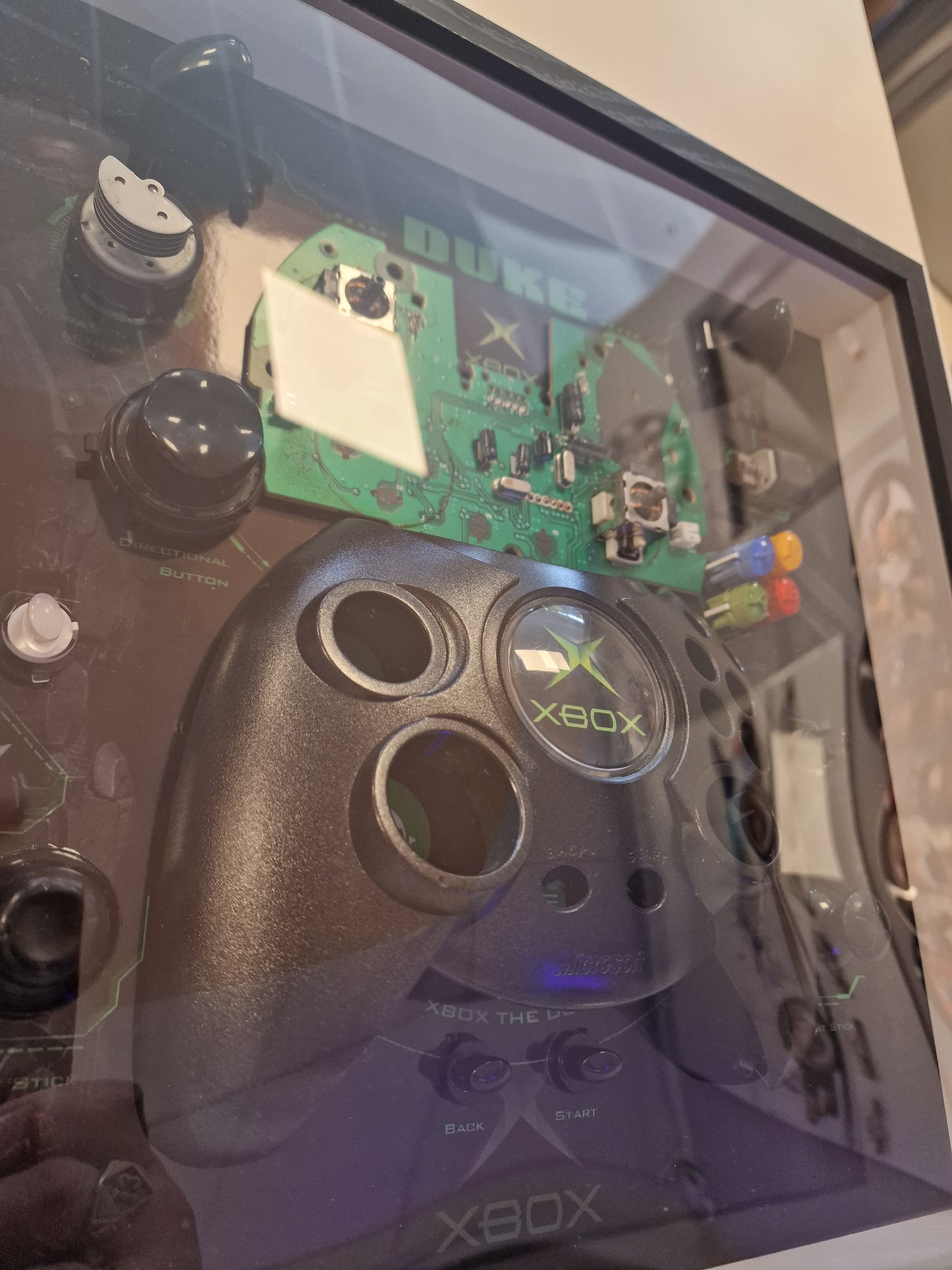 Cadre Xbox Original Controller "Duke" – Manette Xbox démontée – Tableau gaming rétro 30x30 – Déco gamer vintage