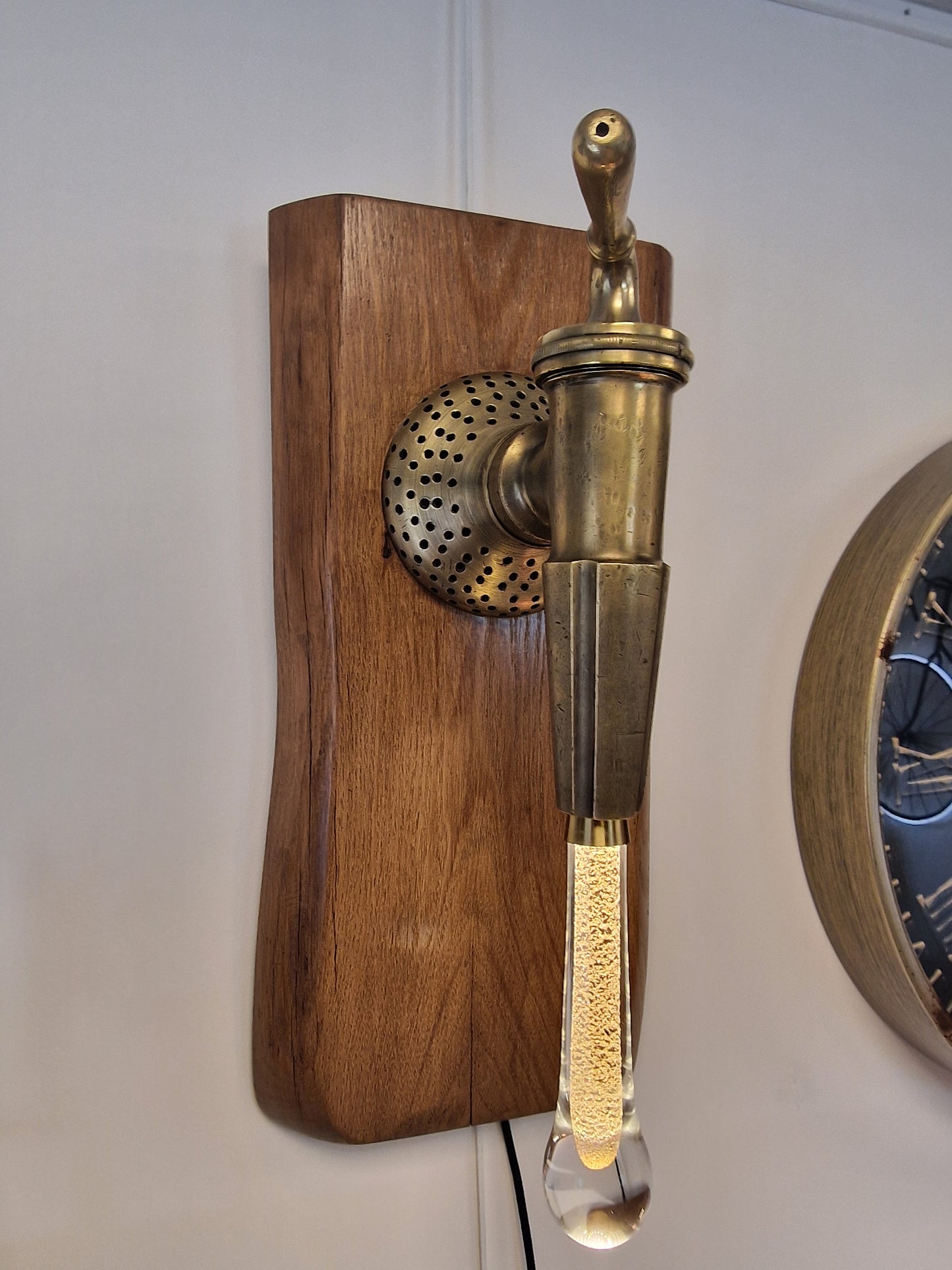 Lampe Murale Artisanale design en Robinet de Vigneron & Bois d’Acacia – Ampoule Goutte d’Eau (Ardèche)