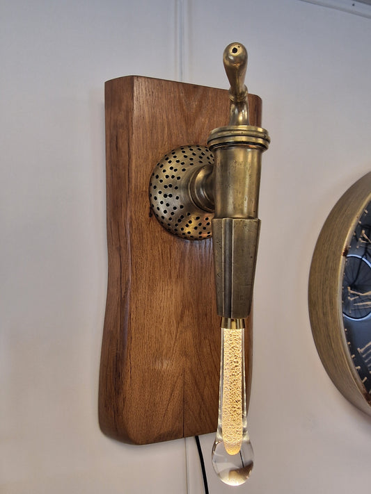Lampe Murale Artisanale design en Robinet de Vigneron & Bois d’Acacia – Ampoule Goutte d’Eau (Ardèche)