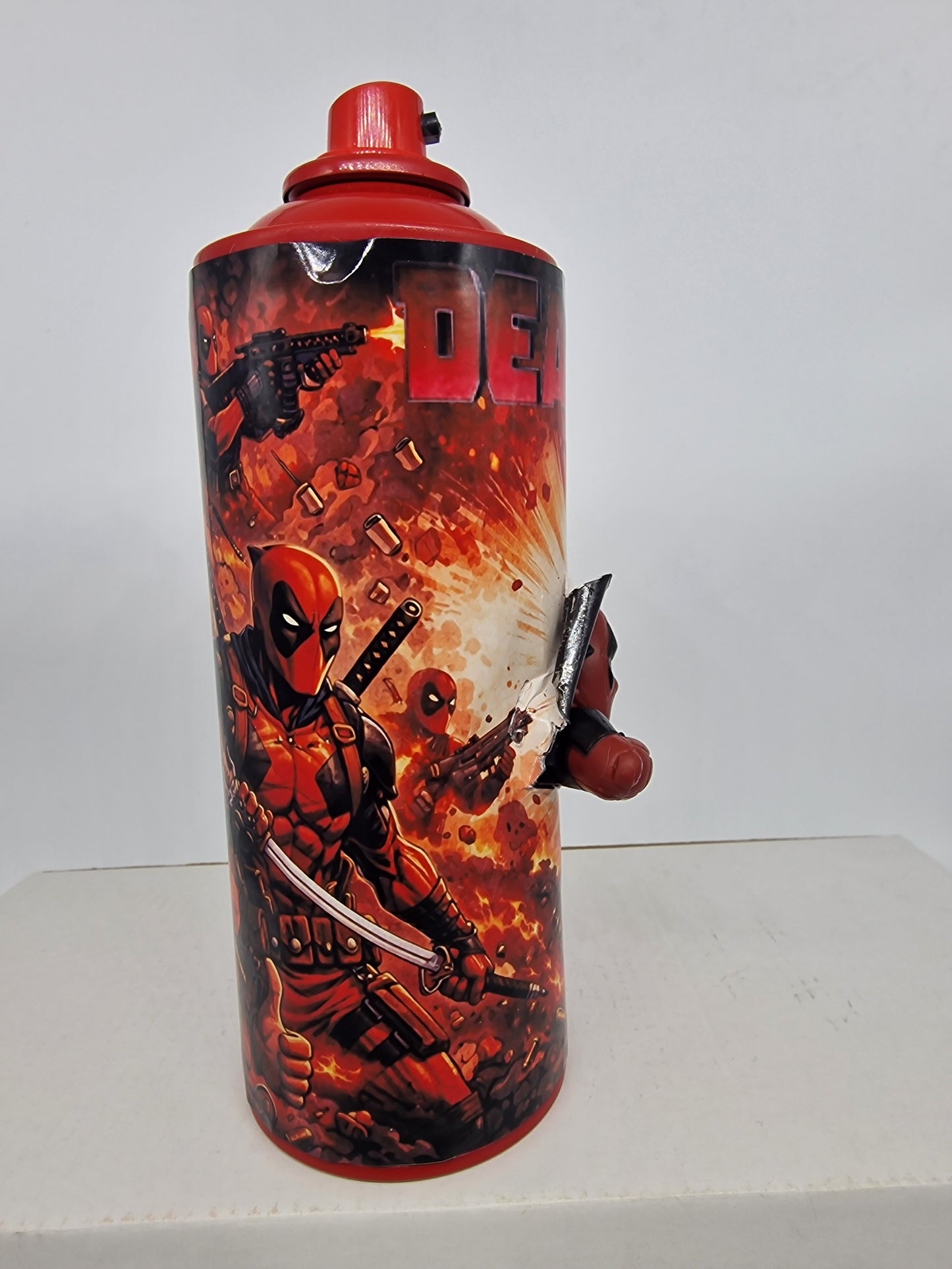 Bombe de peinture custom marvel – Figurine deadpool pop culture artisanale