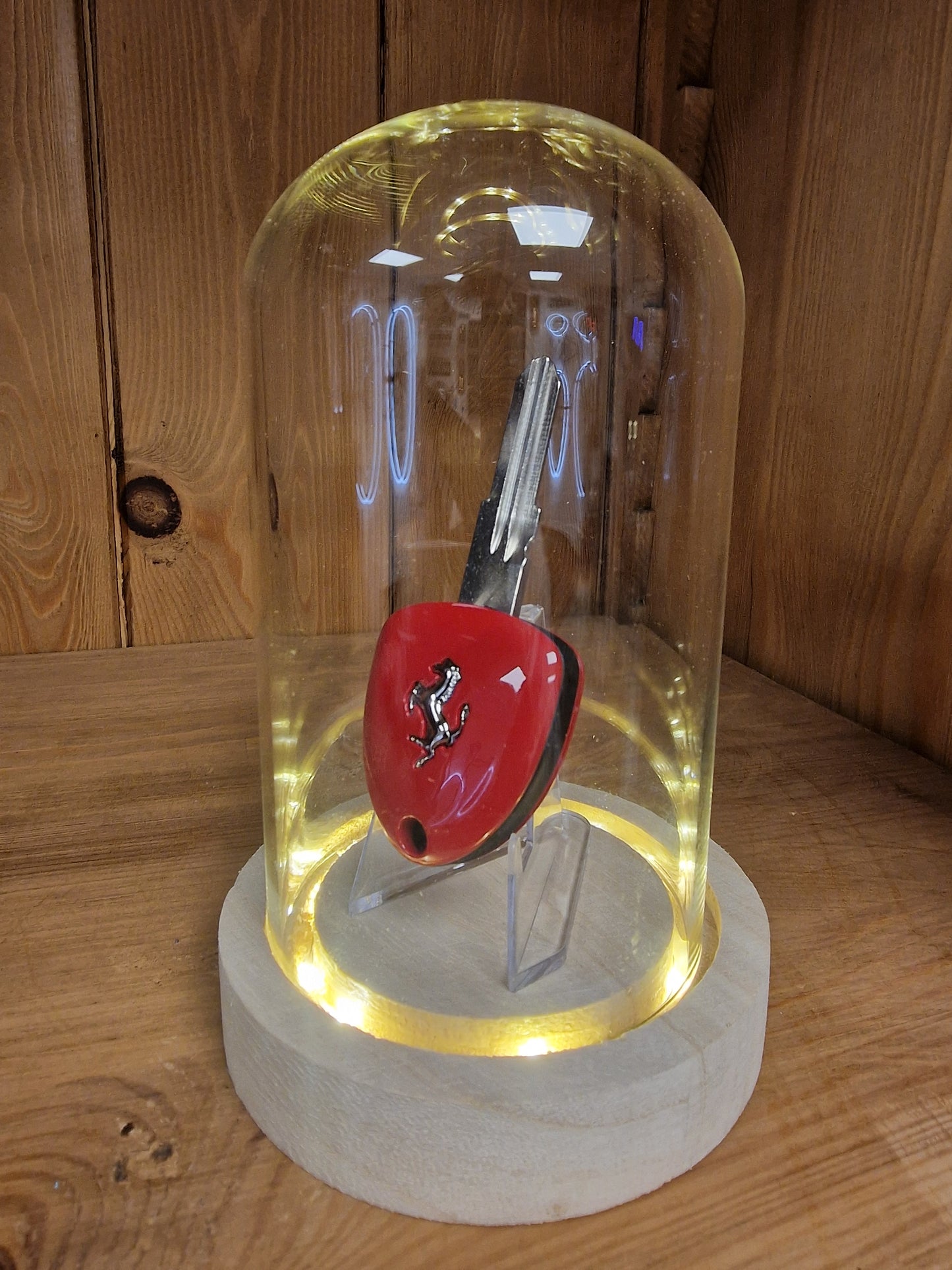Clé Ferrari Sous Cloche LED – Objet de Collection Automobile