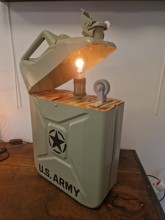 Lampe jerrican US Army artisanale – Lampe briquet vintage en métal – Création unique Made in Ardèche