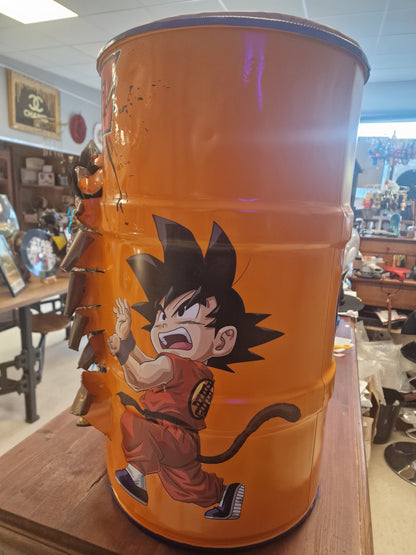 Table d’appoint Dragon Ball Z avec Végéta – Bidon métal custom 60L transformé en meuble design geek