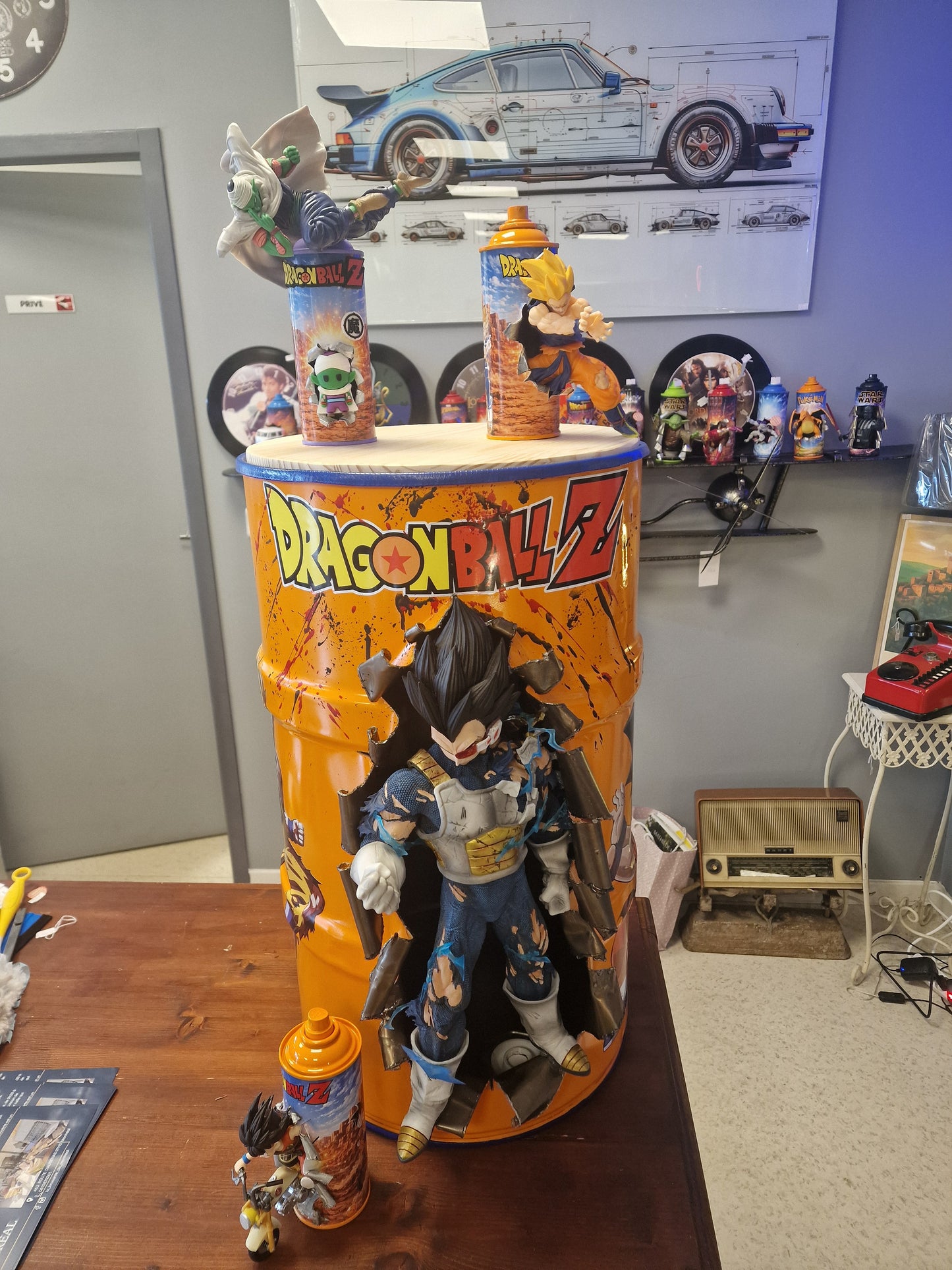 Table d’appoint Dragon Ball Z avec Végéta – Bidon métal custom 60L transformé en meuble design geek