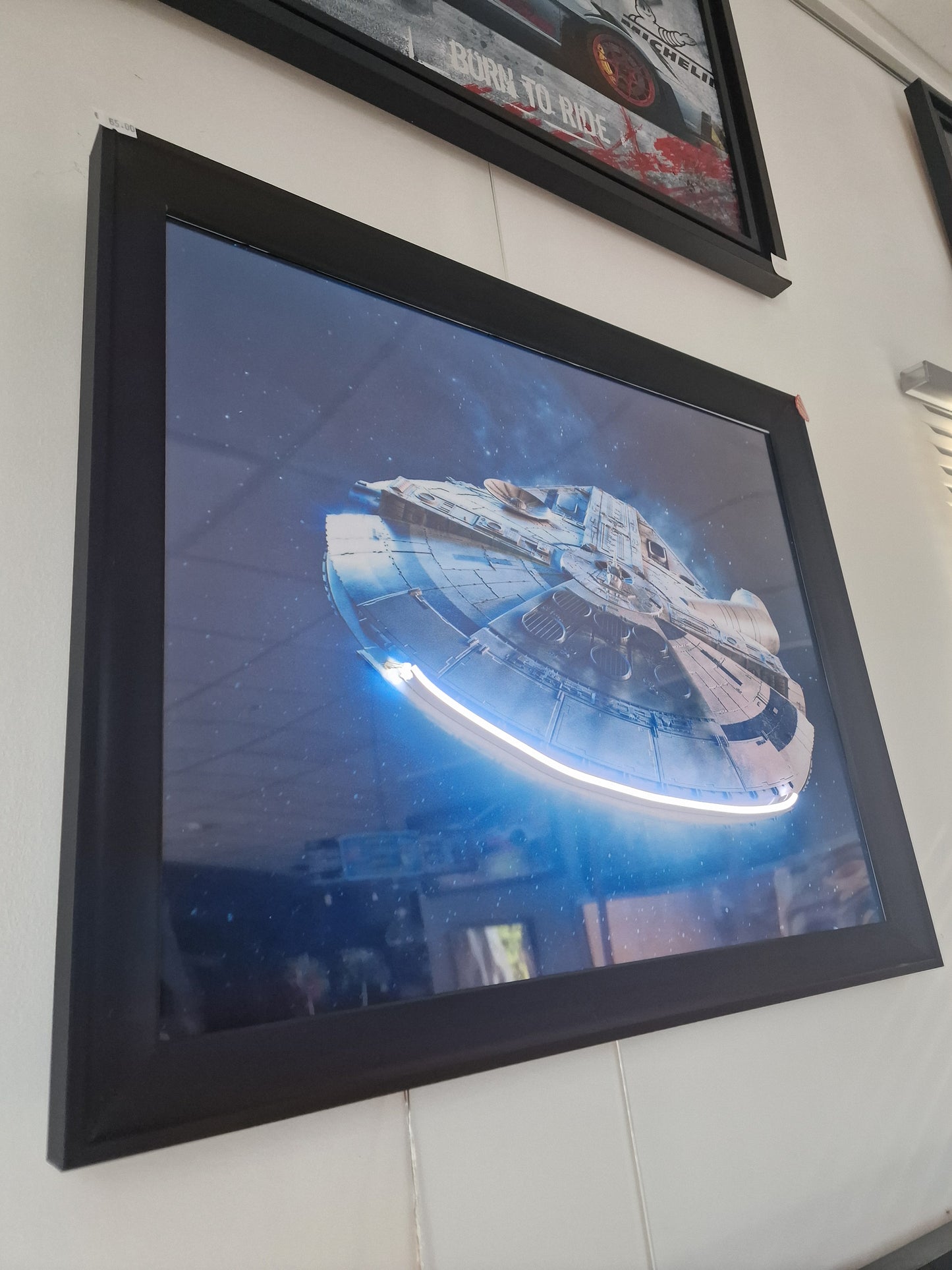 Cadre Lumineux Faucon Millenium 40x50 cm – Propulseurs LED – Décoration Murale Inspirée Star Wars
