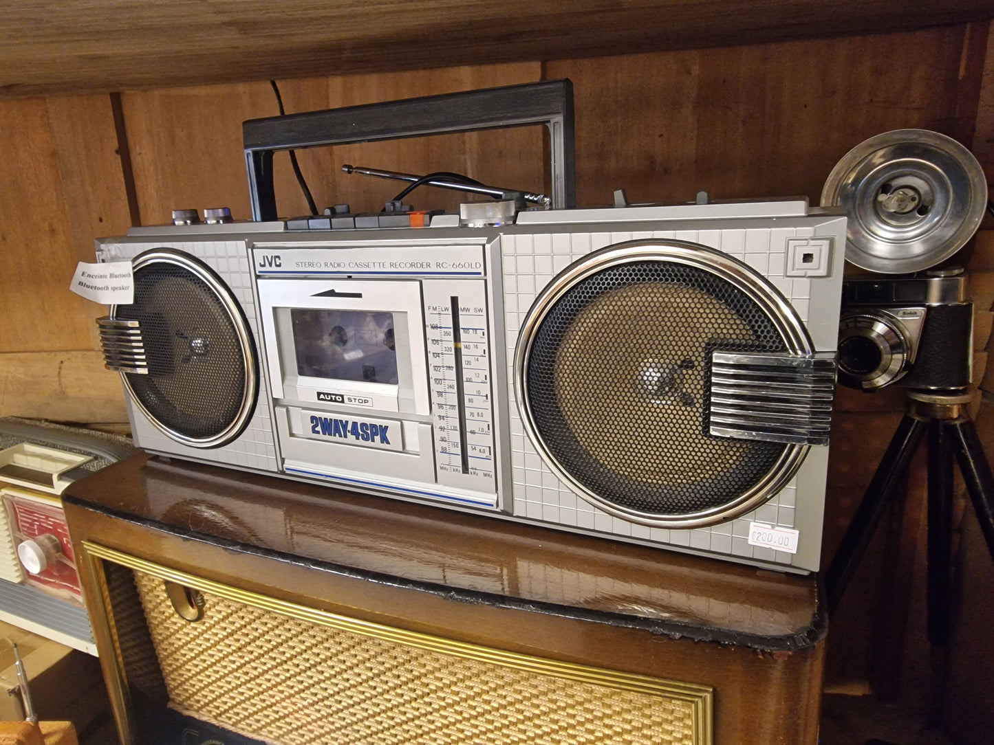 Boombox JVC Vintage – Enceinte Bluetooth Rénovée avec Radio d’Origine & Batterie Rechargeable