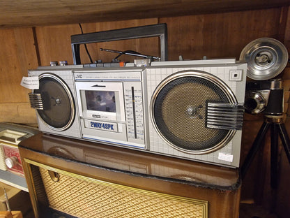 Boombox JVC Vintage – Enceinte Bluetooth Rénovée avec Radio d’Origine & Batterie Rechargeable